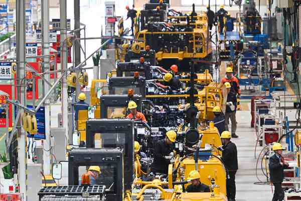 How many assembly processes does an excavator have to go through?